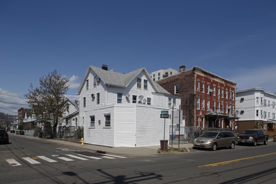 134 Henry St, Stamford, CT for sale - Building Photo - Image 1 of 3