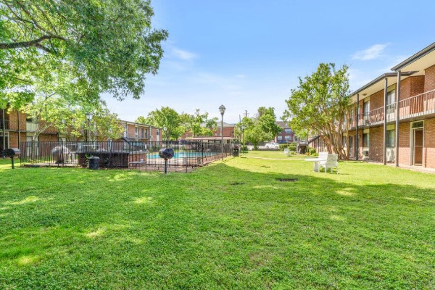 9-Condo Unit Portfolio portfolio of 9 properties for sale on LoopNet.com - Building Photo - Image 3 of 13