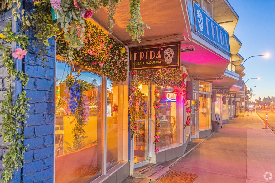 12411-12421 Stony Plain Rd NW, Edmonton, AB for lease - Building Photo - Image 2 of 6