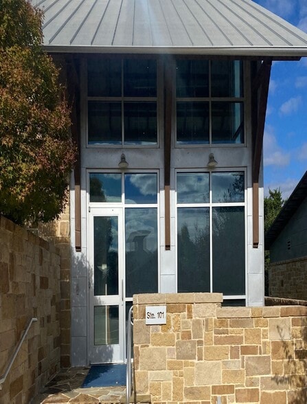16118 Via Shavano, San Antonio, TX for lease - Building Photo - Image 2 of 7