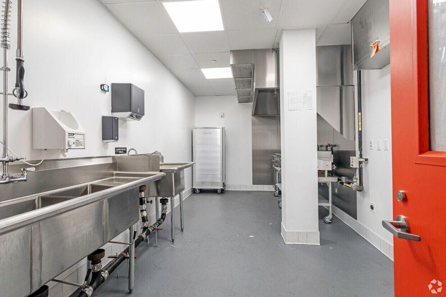 2352 S Sepulveda Blvd, Los Angeles, CA for lease - Interior Photo - Image 3 of 9