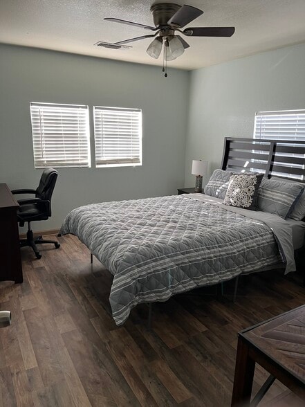 Quadplex and Short terms Airbnb Houses portfolio of 2 properties for sale on LoopNet.com - Interior Photo - Image 2 of 32