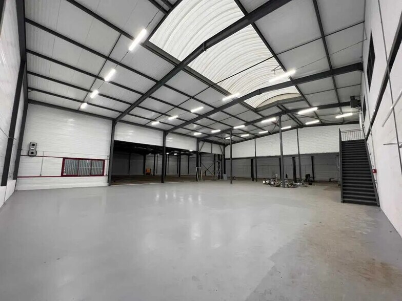 Flex in Goussainville for lease - Interior Photo - Image 3 of 7