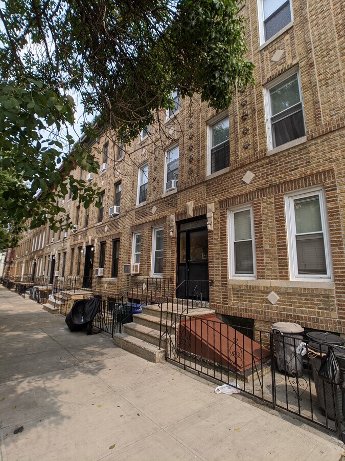 7237 67th St, Glendale, NY 11385