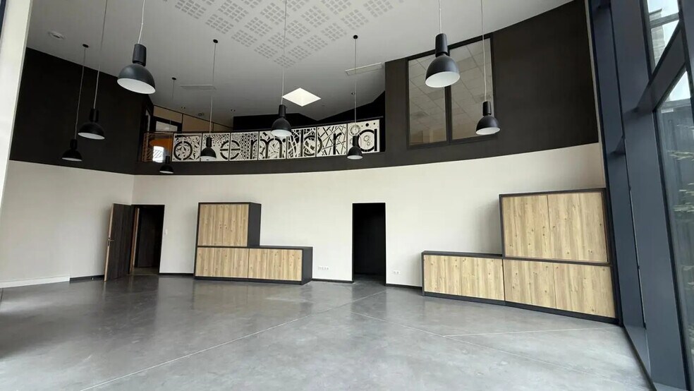 Flex in Saint-Denis-lès-Bourg for lease - Interior Photo - Image 2 of 27
