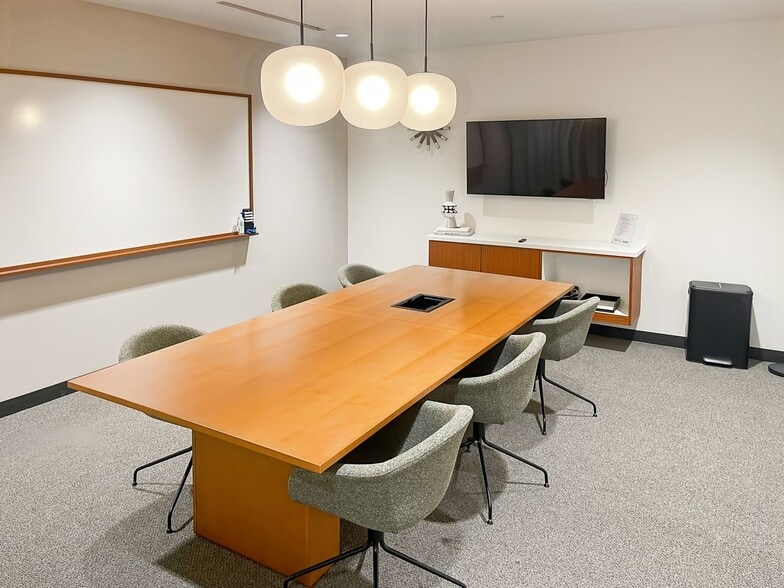 100 Crescent Ct, Dallas, TX for lease - Interior Photo - Image 2 of 11