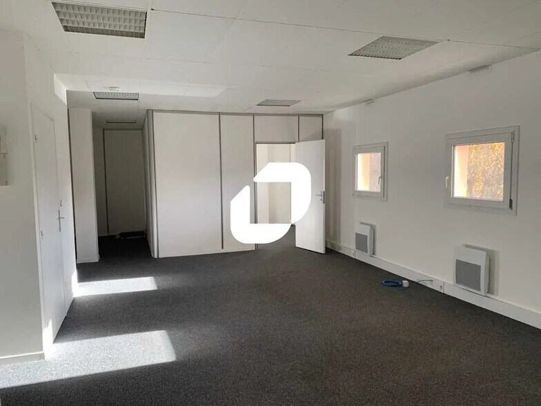 Office in Saint-Germain-en-Laye for lease - Interior Photo - Image 2 of 9