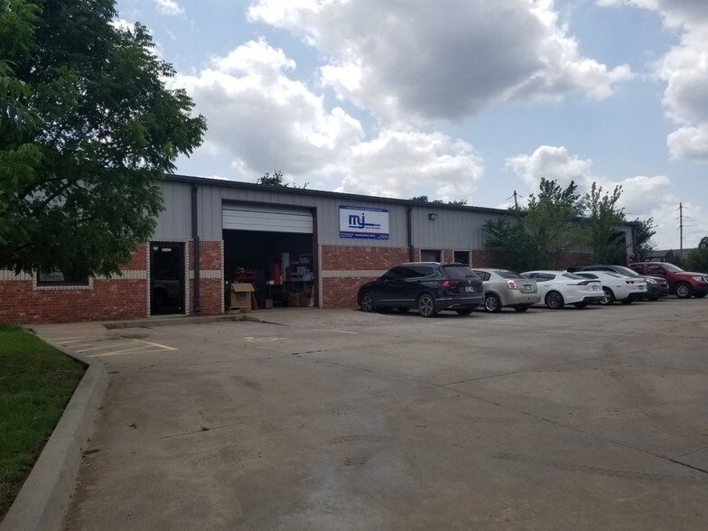 501 Messenger Ln, Moore, OK for sale - Primary Photo - Image 1 of 1