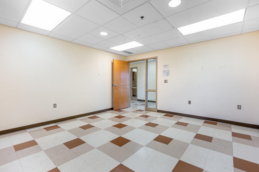 8690 Yankee St, Dayton, OH for lease - Building Photo - Image 2 of 5