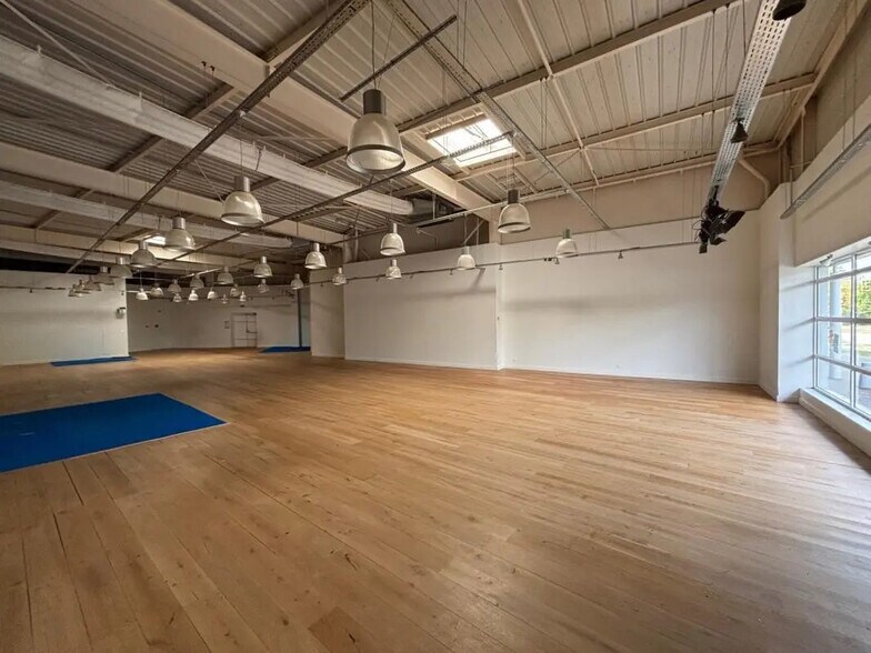 1 Rond Point Laurent Schwartz, Maurepas for lease - Interior Photo - Image 2 of 6