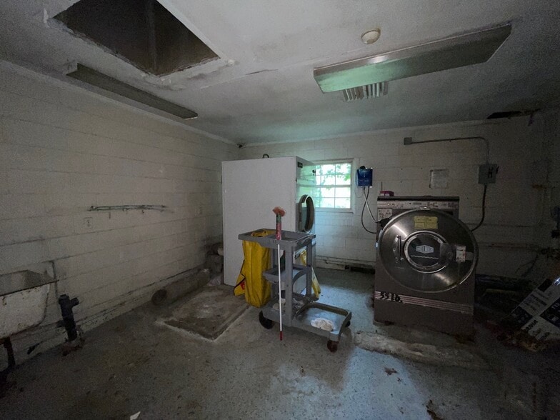 311 E Bryant St, Enfield, NC for sale - Interior Photo - Image 3 of 14