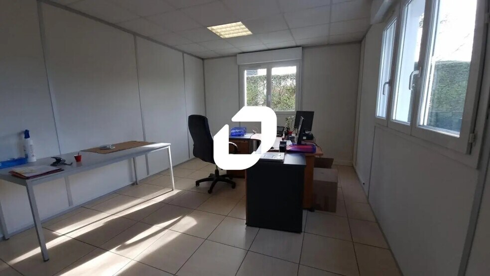 Industrial in Thorigny-sur-Marne for sale - Interior Photo - Image 1 of 12