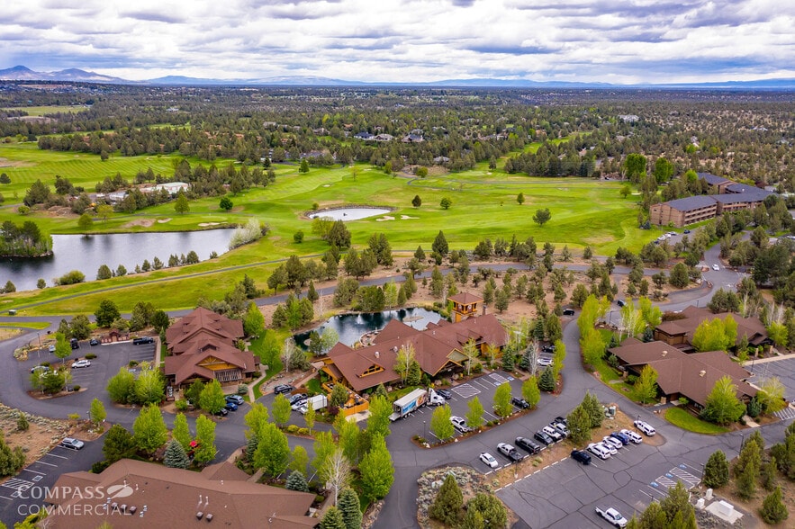 7535 Falcon Crest Dr, Redmond, OR for sale - Building Photo - Image 3 of 17