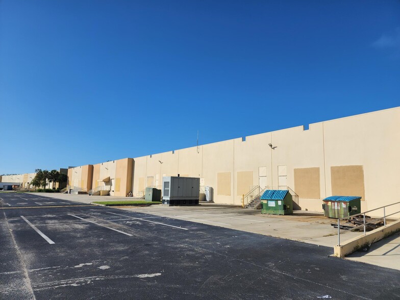 12601 Corporate Lakes Dr, Fort Myers, FL for lease - Building Photo - Image 2 of 4