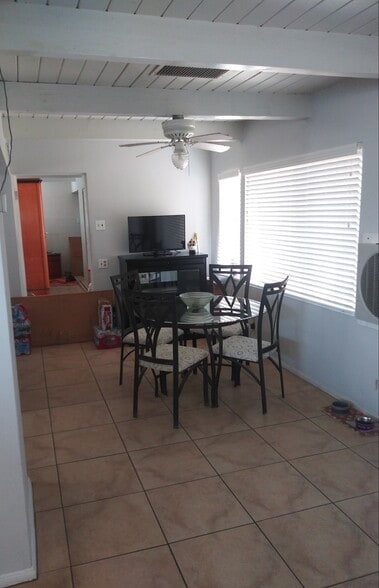 571 Desert Way, Palm Springs, CA for sale - Interior Photo - Image 3 of 9