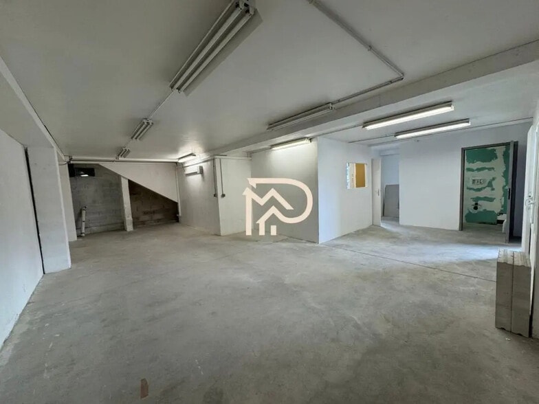 Flex in Aubagne for lease - Interior Photo - Image 3 of 4