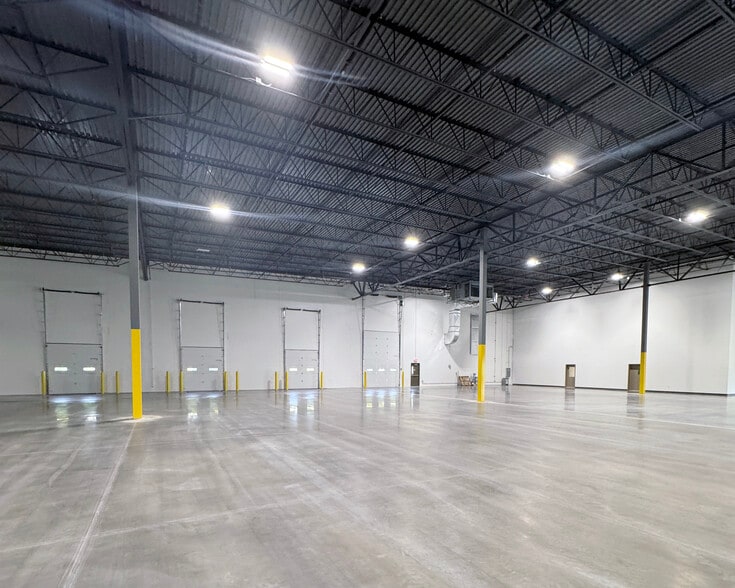 2105 Gateway Blvd, Hebron, KY for lease - Interior Photo - Image 1 of 2