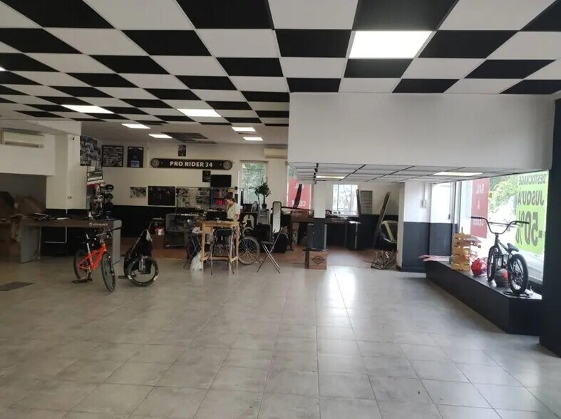 Retail in Montpellier for lease - Interior Photo - Image 2 of 2