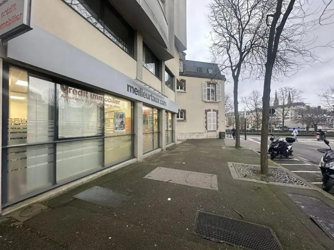 Retail in Chartres for lease Building Photo- Image 1 of 11