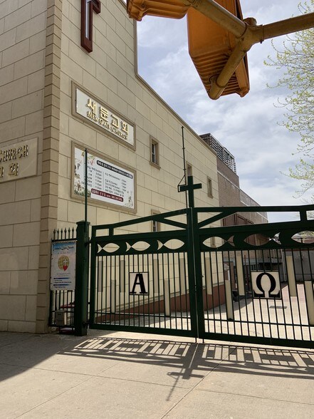 5704 Roosevelt Ave, Woodside, NY for sale - Primary Photo - Image 1 of 1