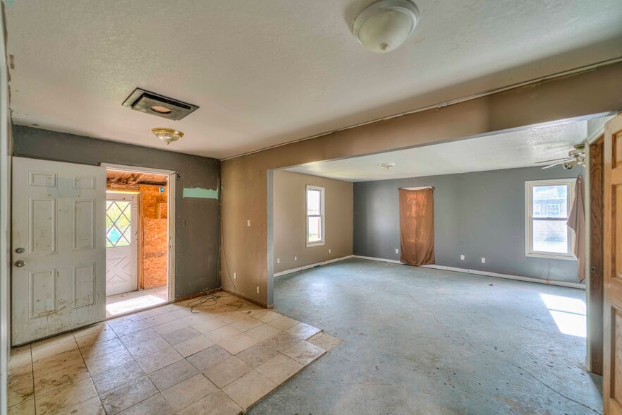 1011 Lansing Ave, Jackson, MI for sale - Building Photo - Image 3 of 10