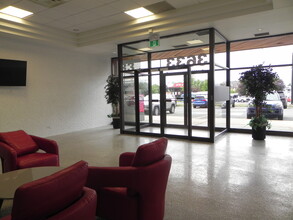 3627-3645 Boul Des Sources, Dollard-des-Ormeaux, QC for lease Lobby- Image 2 of 8