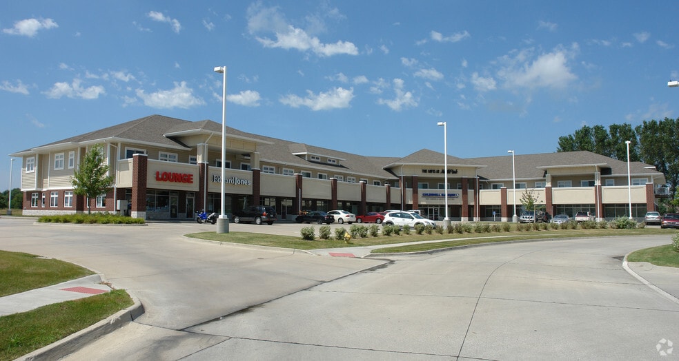 8825-8843 Northpark Dr, Johnston, IA for lease - Building Photo - Image 1 of 4