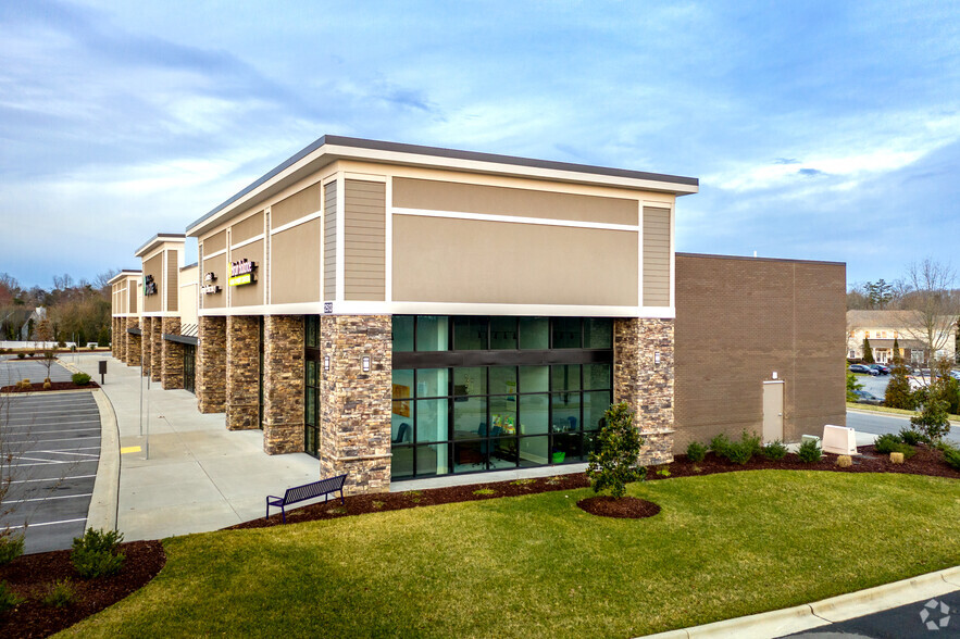 2513 Eastchester Dr, High Point, NC for lease - Building Photo - Image 3 of 14