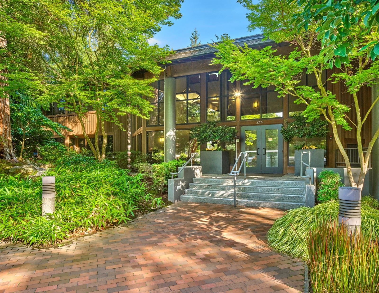 2233 112th Ave NE, Bellevue, WA for sale Primary Photo- Image 1 of 1