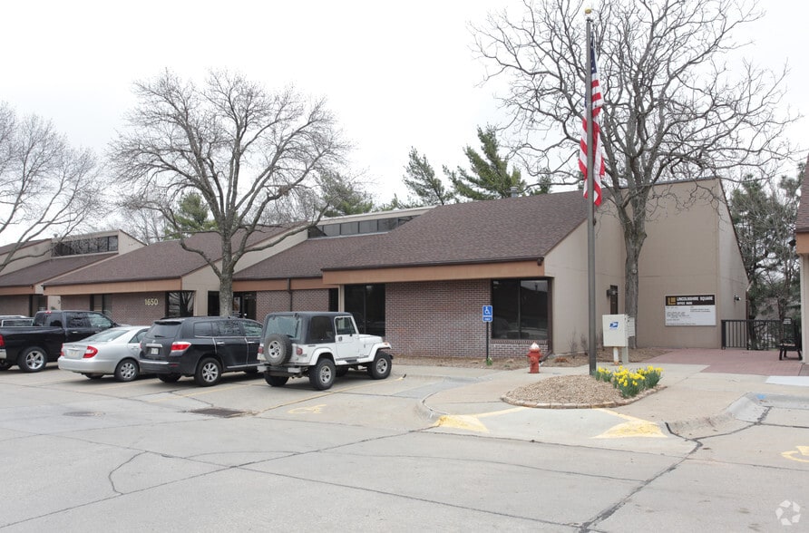 1650 S 70th St, Lincoln, NE for lease - Primary Photo - Image 2 of 13