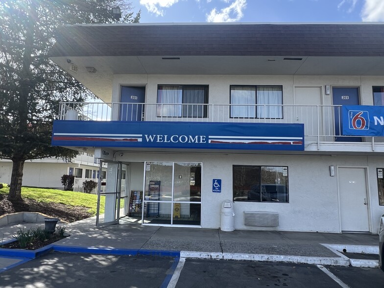 1785 S Main St, Yreka, CA for sale - Building Photo - Image 1 of 14