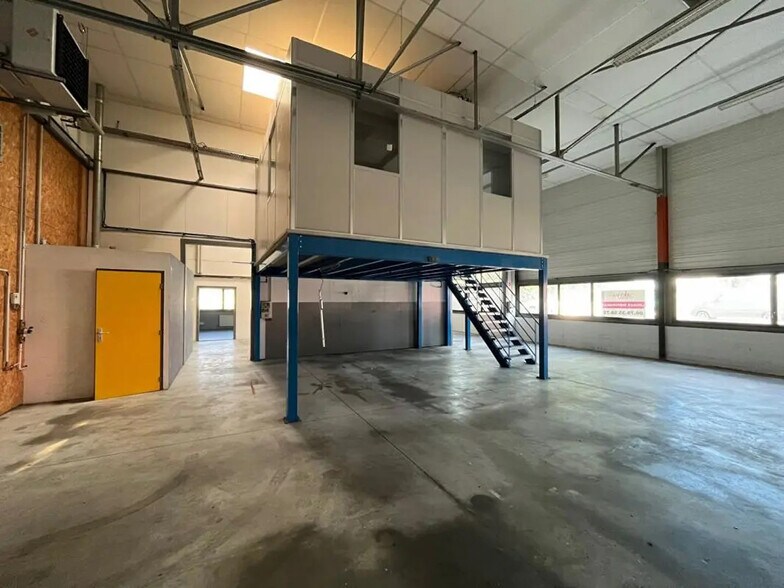 Flex in Besançon for lease - Building Photo - Image 2 of 7