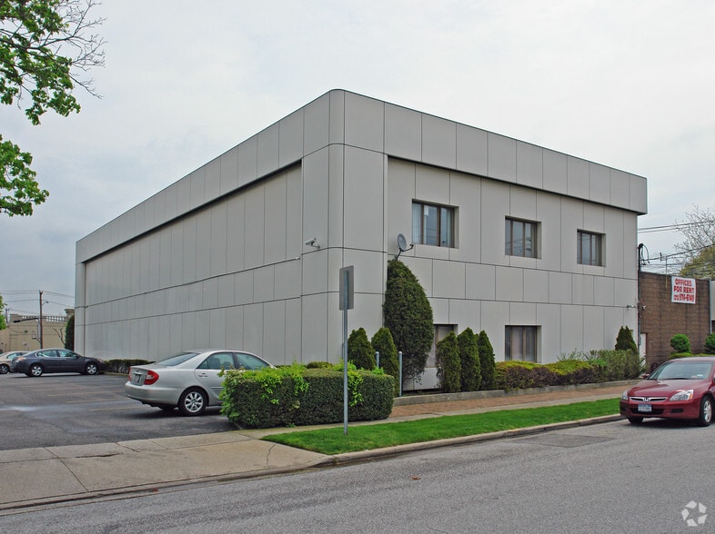 2201-2211 Merrick Rd, Merrick, NY for lease - Building Photo - Image 1 of 18