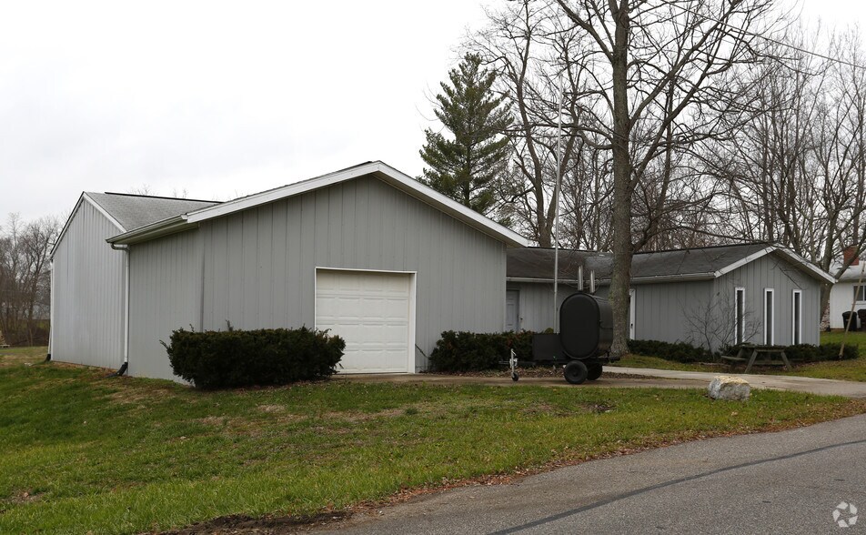 16569 N Broadway St, Moores Hill, IN 47032