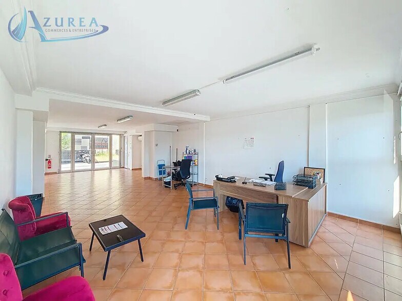 Retail in Antibes for lease - Interior Photo - Image 3 of 12