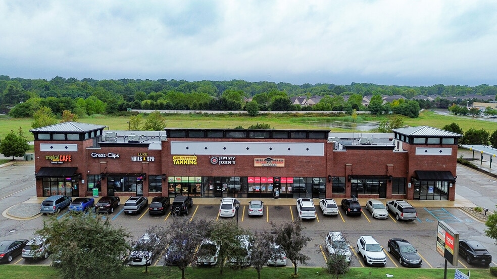 40027-40117 Groesbeck Hwy, Clinton Township, MI for lease - Building Photo - Image 2 of 4