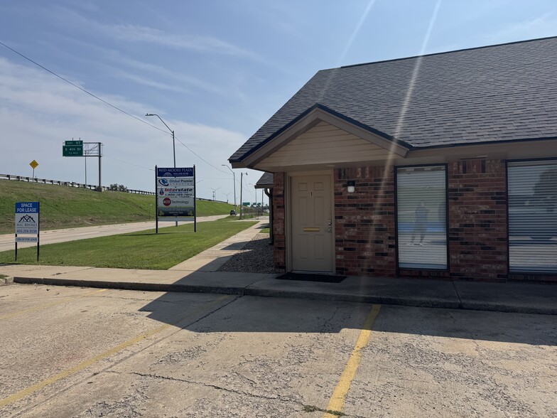 221-229 N I-35 Service Rd, Moore, OK for lease - Building Photo - Image 1 of 18