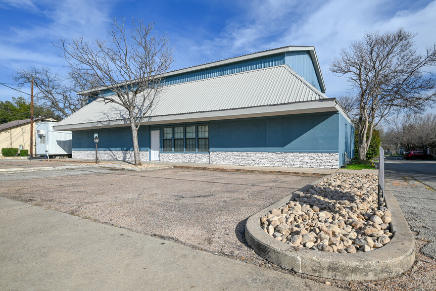 5611 Adams Ave, Austin, TX for lease - Building Photo - Image 3 of 8