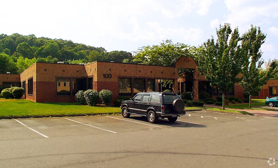 1 Bradley Rd, Woodbridge, CT 06525