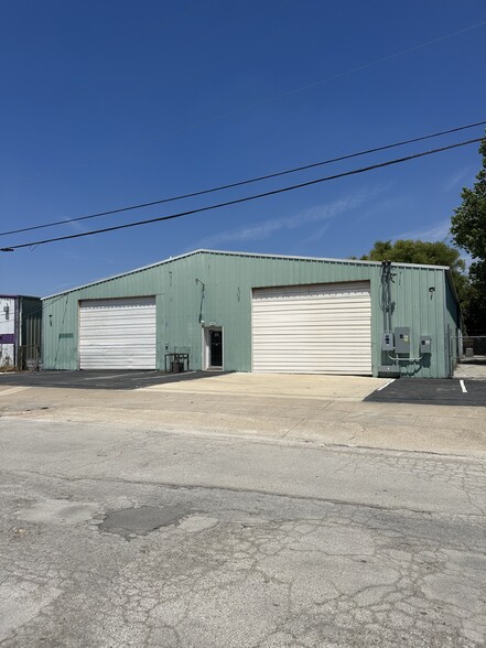 5909 Eden Dr, Haltom City, TX for lease - Building Photo - Image 1 of 9