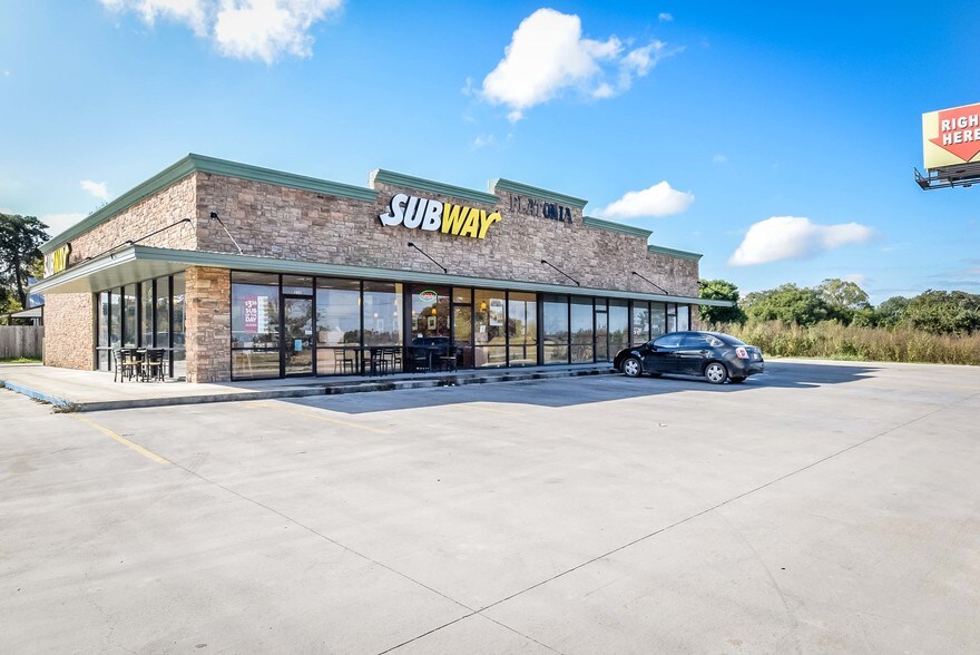 729 N Converse St, Flatonia, TX 78941