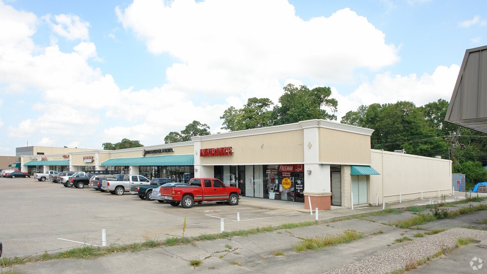 902-932 W Dallas St, Conroe, TX for lease - Building Photo - Image 3 of 16