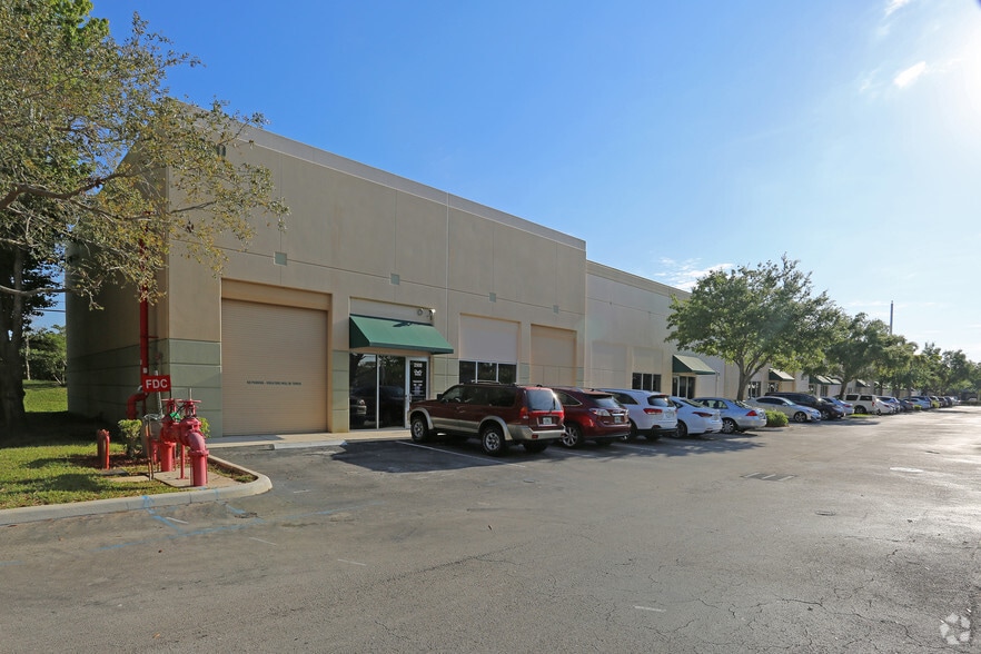 2900 Glades Cir, Weston, FL for lease - Primary Photo - Image 1 of 7