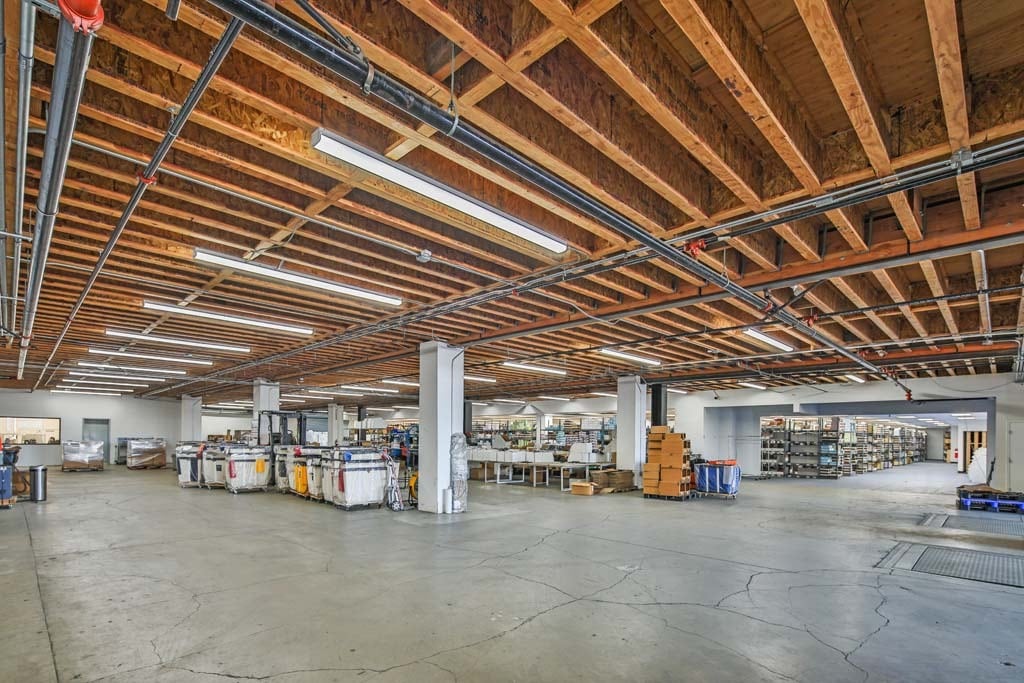 2250 Maple Ave, Los Angeles, CA for lease Interior Photo- Image 1 of 9