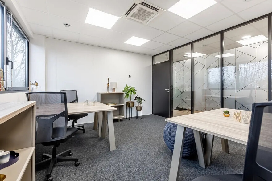 6 Rue Blaise Pascal, Élancourt for lease - Interior Photo - Image 2 of 13