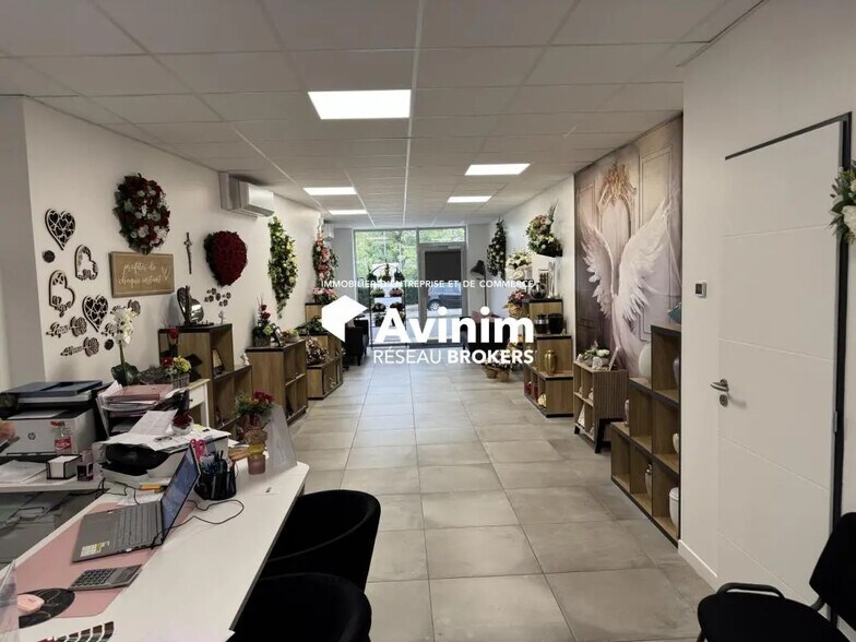 Retail in Chaponost for lease - Building Photo - Image 2 of 8