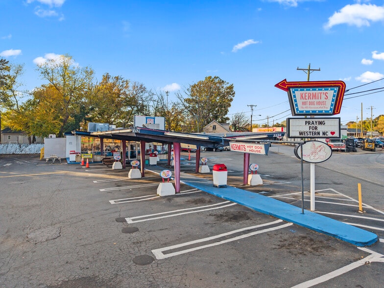 2220 Thomasville Rd, Winston-Salem, NC for sale - Building Photo - Image 2 of 9