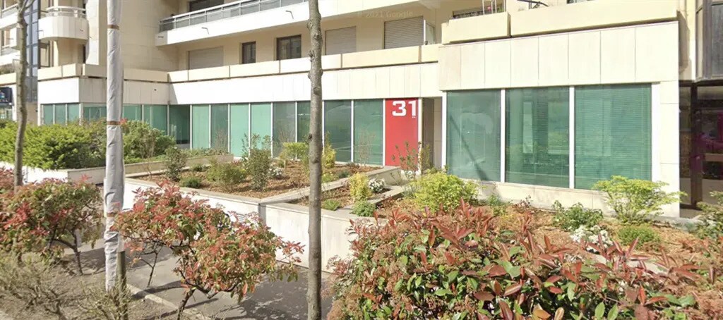 Retail in Suresnes for lease Building Photo- Image 1 of 5