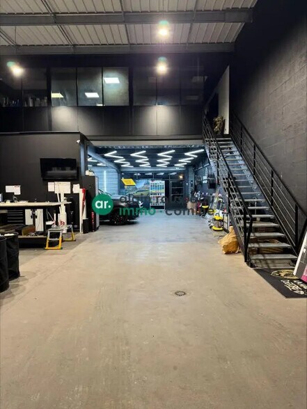 Flex in Orvault for lease - Interior Photo - Image 1 of 6