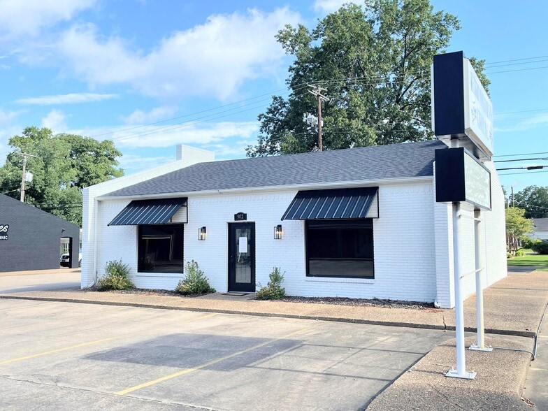 902 W Main St, Russellville, AR 72801